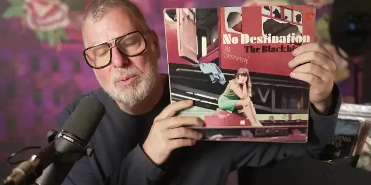 Michael im Hörraum mit seinen sieben ausgewählten Platten